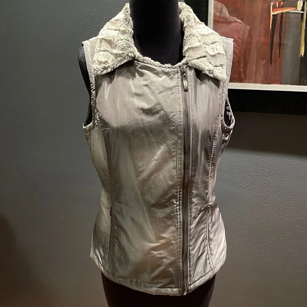 Montanaco silver/gray ombré toned offset zipper font faux fur lined vest. Small